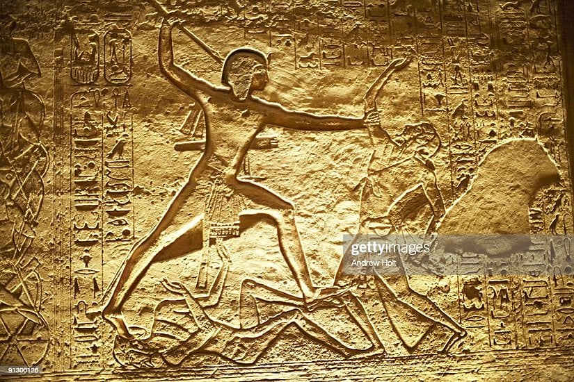 Abu Simbel'e çizilmiş, II. Ramses'in bir Hititliyi öldürdüğü oyma.