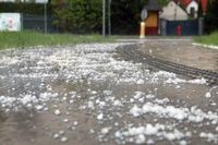 Burze z gradem, silny wiatr i możliwe podtopienia. Alerty pogodowe dla całego regionu