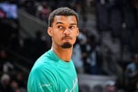 Victor Wembanyama leaves Spurs’ win over Knicks with leg injury