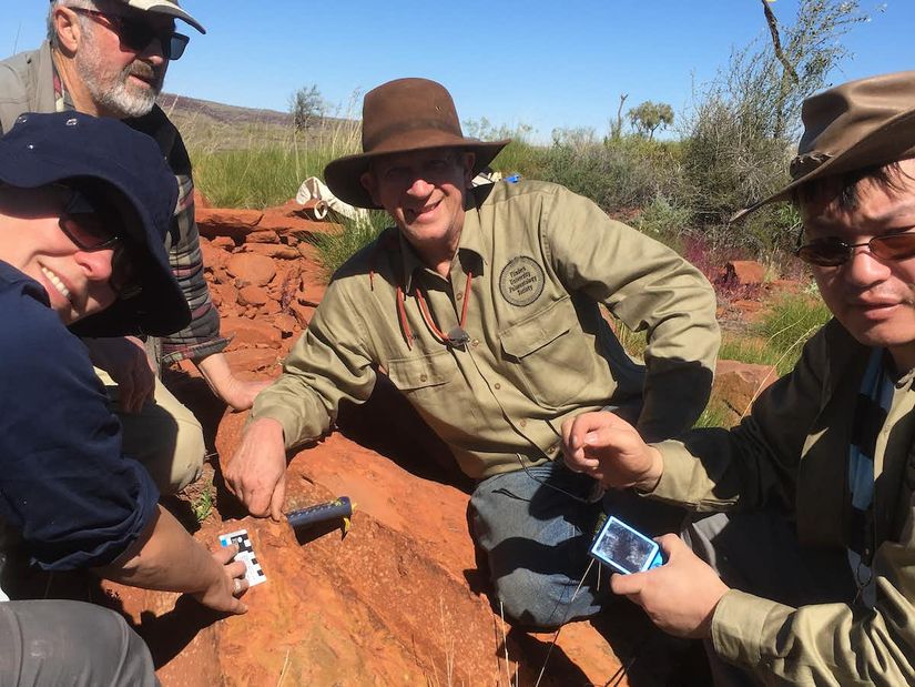 2016 yılında Harajicadectes fosilinin tamamının bulunmasının keşif anı. Flinders Üniversitesi paleontologları John Long (ortada), Brian Choo (sağda) ve Alice Clement (solda) ile ANU paleontoloğu Gavin Young (sol üstte).