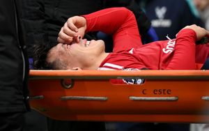 Lisandro Martinez Stretchered Off After Serious Knee Injury