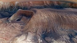 Mars'taki Hebes Chasma'da Çökme