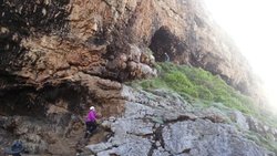 Arkeologlar Bir Uçuruma Tırmanıp 20.000 Yıl Öncesine Alet Seti Keşfetti!