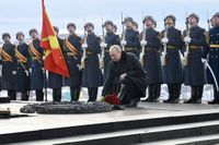 Владимир Путин в Мурманске возложил цветы к мемориалу «Защитникам Советского Заполярья» - новости Хибины.ru