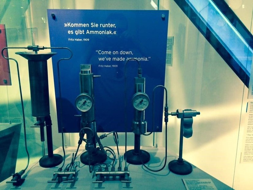 Berlin’de bulunan Yahudi Müzesindeki (Jüdisches Museum Berlin) tek bilimsel gösterim parçası, Fritz Haber’in amonyak üretim prosesi düzeneğidir. Düzinelerce Yahudi bilim insanı arasından sadece onun düzeneğine yer verilmesi, amonyak üretiminin tarihi ve toplumsal değerini göstermektedir.