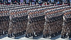 Uygun Adım Yürümek, Erkekleri Daha Heybetli Hissettiriyor!