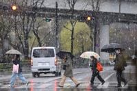 東京都心でも降雪　関東南部の平地で積雪の恐れ　路面凍結に注意を