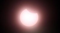Sonnenfinsternis über Berlin: Zahlreiche Besucher bewundern Himmelsspektakel
