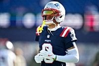 Patriots star injured in 4th quarter of playoff game vs. Chargers