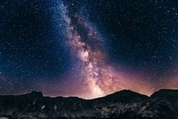 Madem suyun meteorlardan dünyamıza geldiğini varsayıyoruz ve ilk oluşum suyun içinde oluştu, o zaman bizde uzaylı olmuyor muyuz?
