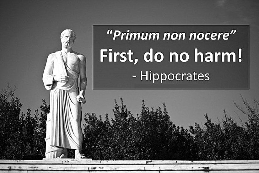 Primum Non Nocere yazısı ve Hipokrat heykeli