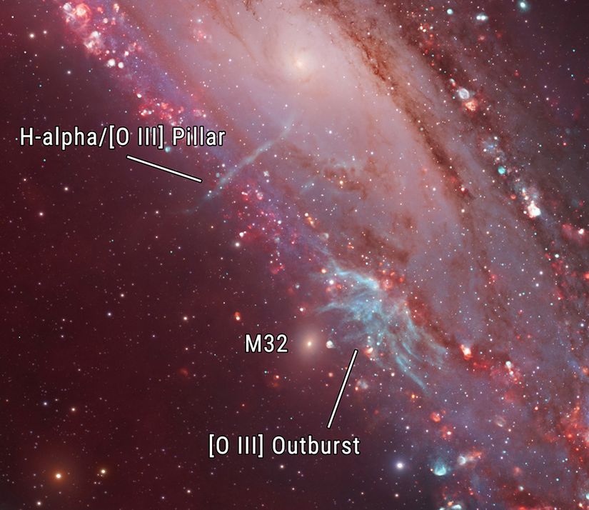 Andromeda'nın merkezinden geliyormuş gibi görünen uzun bir sütun ve çiçek şeklinde devasa bir bulutsu. Nesneler, OIII filtresi sayesinde detaylı şekilde görüntülendi.