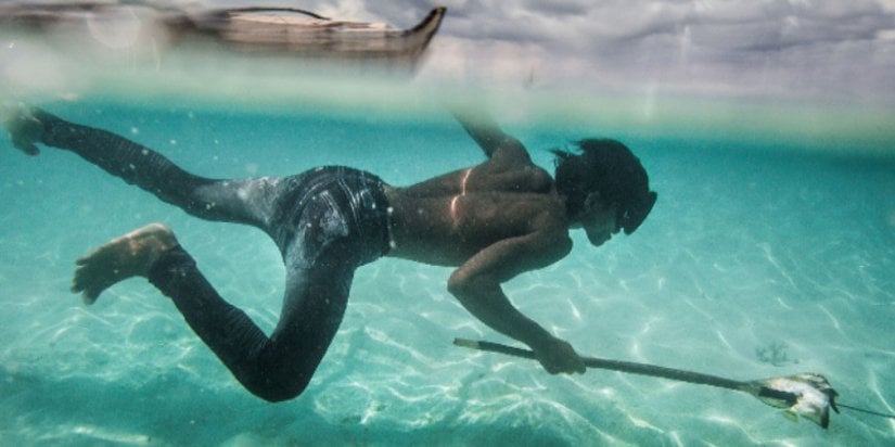 Birkaç Sama-Bajau hala geleneksel yaşam tarzına devam etmektedir. Genellikle beş küşüden oluşan çekirdek aileler yüzen evlerde (lepa, balutu ve vinta en yaygın türlerdir) yaşarlar. Yüzen evler, yakın akrabaların yüzen evleriyle birlikte seyahat eder, balık avlama seferleri ve törenlerde iş birliği yapar. Evli bir çift, eşlerin akrabaları ile birlikte denize açılmayı tercih edebilir.    Yılın belirli zamanlarında diğer filolarla (genellikle geniş akrabalara da aittir) ortak demirleme noktalarına (sambuangan denir) demir atarlar. Bu bağlama noktalarına genellikle bir yaşlı veya muhtar başkanlık eder. Bağlama noktaları, su kaynaklarına veya ada mezarlıkları gibi kültürel açıdan önemli yerlere yakındır. Genellikle düğünler veya festivaller gibi çeşitli törenler için Sama-Bajau klanlarının periyodik toplantıları vardır.        Diğer Sama-Bajau ve diğer etnik grupların karada yaşayan toplulukları ile periyodik olarak mal ticareti yapmaktadırlar. Sama-Bajau grupları balık tutmak, ticaret yapmak veya akrabaları ziyaret etmek çevre bölgelere seyahat ederler. Bunların başında Filipinler, Malezya ve Endonezya’ya seyahatleri gelmektedir.    Sama-Bajau kadınları ayrıca su otları, pirinç ve baharatlardan yapılan burak veya borak adı verilen geleneksel güneş koruyucu bir toz kullanırlar.