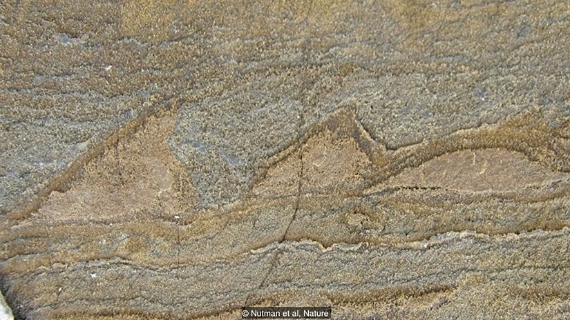 Bu dalgalı desenlerin 3.7 milyar yaşındaki canlılara ait olduğu düşünülmektedir.