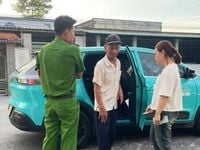 ชายชราที่หลงทางได้รับความช่วยเหลือและการสนับสนุนในการค้นหาญาติ