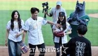 [포토]'우리 마눌 아직도 떨고 있나?' 추신수 : 네이트 스포츠