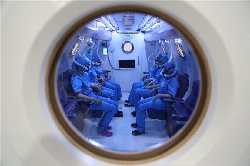 Hiperbarik oksijen tedavisi, kronik iyileşmeyen yaralarda destek tedavi olarak kullanılmaktadır. Dokuya yüksek düzeyde oksijen ulaştırarak enfeksiyonla mücadeleyi destekler, ödemi azaltır ve iyileşme sürecini hızlandırmayı amaçlar.