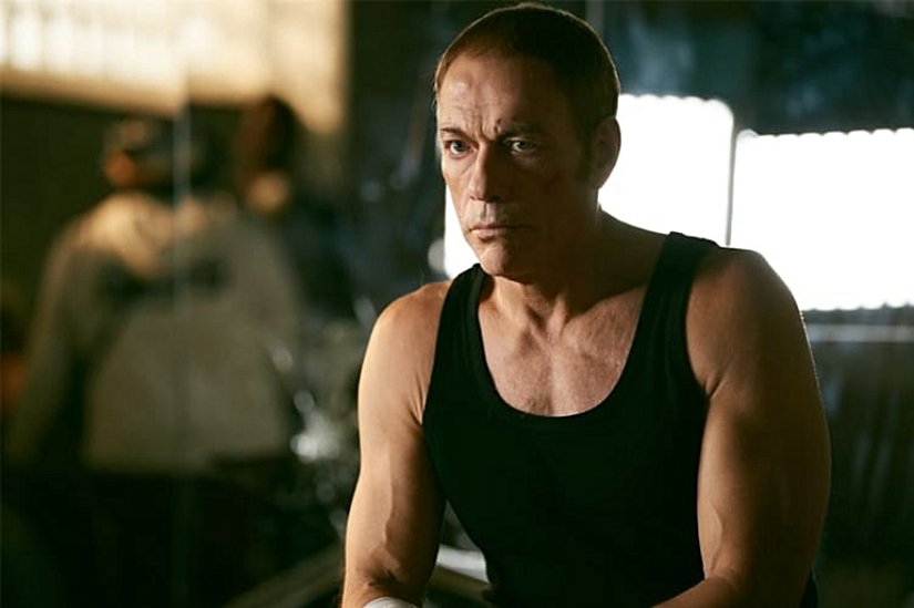 Jean-Claude Van Damme, birçoğumuzun tanıdığı bir isim. Van Damme, dövüş sanatlarının yoğunlukla kullanıldığı aksiyon filmlerinin vazgeçilmez isimlerinden biriydi. 1980’lerin sonunda Hollywood sinemasında ün yakalayan oyuncunun yükseliş dönemi çok uzun sürmedi.    Dört evlilik geçiren, aile şiddetten tutuklanan ve kokain bağımlılığı yaşayan Van Damme, 1996 yılında hızlı döngülü bipolar teşhisiyle hastaneye yattı. Hastaneden tedavisi bitmeden ayrılan Van Damme 1997 yılında intiharın eşiğinden döndü. Uzun bir süre ortadan kaybolan oyuncu, en son 2011 yılı hakkında hâlâ ilaçlarını kullandığını açıkladı.