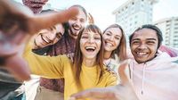 Qual è il Paese più felice del mondo per il 2025: l’Italia sale in classifica ma è lontana dal podio