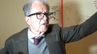 Prodi sbotta con la giornalista su Ventotene: «Che cavolo mi chiede? Ma il senso della storia ce l'ha lei o no?» | Corriere TV