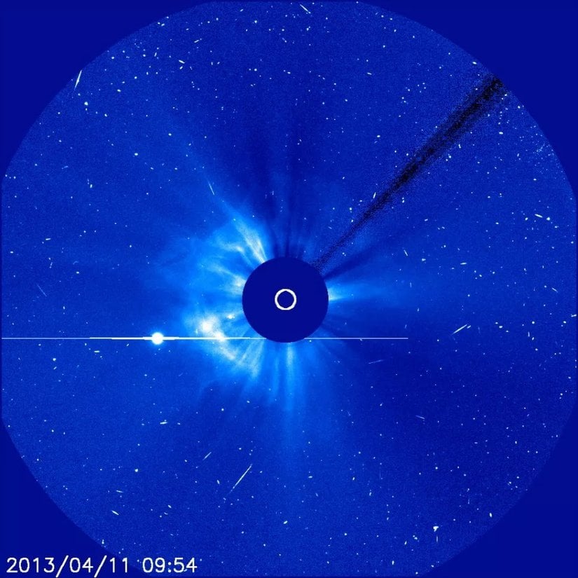Güneş ve Helyosferik Gözlemevi (SOHO), Güneş'ten kopan koronal kütleyi (Güneş'in solundaki parlak daire) yakalamak için koronagraf kullandı.