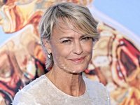 ‘House of Cards’ star Robin Wright leaves U.S. ‘s–tshow’ for England