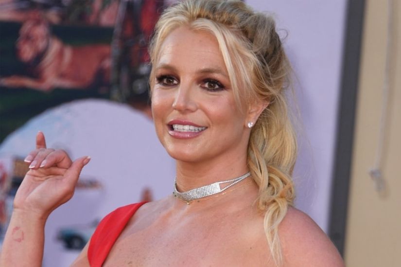 Bildiğiniz üzere Britney Spears, geçirdiği oldukça kötü dönem yüzünden eğlence sektörüne damgasını vurmuştu. Eğlence sektörünün en trajik kurbanlarından biri olan Spears, birden çok psikolojik sorunu bir arada yaşayan bir isim. Özellikle son dönemde açığa çıkan babası ile olan davaları da Britney’nin hayatının ne denli sorunlu olduğunu gösteriyor. Bipolar bozukluk ise ünlü sanatçının yaşadığı psikolojik sorunlardan biri. Uzun süre lityum tedavisi gören Britney, artık hayatının iplerini tekrar eline almaya hazır görünüyor. Babasının yıllarca sahte hastane raporları ile Britney’nin tüm mal varlığına el koymasına ve kendisine psikolojik baskı uygulamasına rağmen Britney Spears son dönemde oldukça kendinden emin bir duruş sergiliyor.