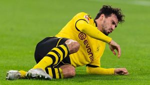 Mats Hummels Sees Red Card Early Against Athletic Bilbao