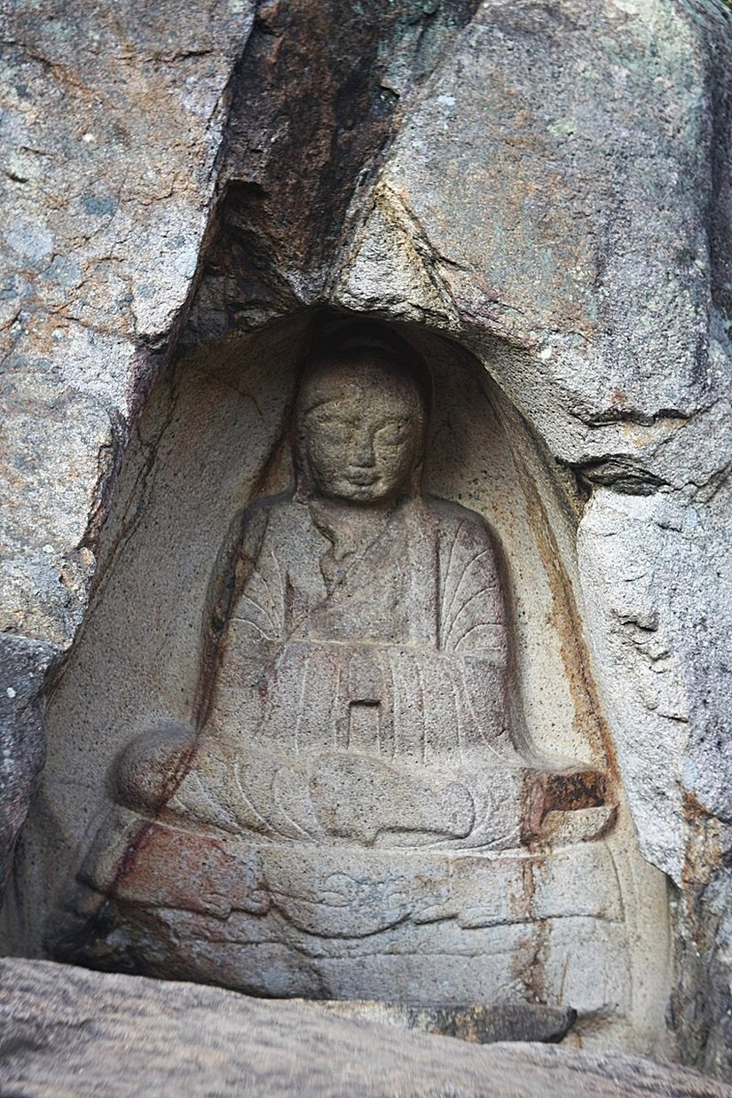Gyeongju Namsan Dağı'nın Bulgok Vadisi'ndeki kaya üzerine oyma Oturan Buda, Profesör Kim Ki-heung tarafından Kraliçe Seondeok'un bu heykel için model olduğu iddia edilmiştir .