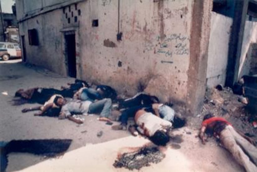 Sabra ve Şatila mülteci kampındaki katliamın kurbanlarının cenazeleri