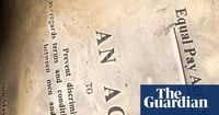 UK mothers earn £302 a week less than fathers, analysis shows