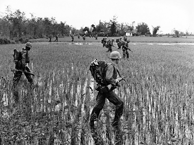 "Chinook II" operasyonu sırasında çeltik tarlasını geçmeye çalışan denizciler, 20 Şubat, 1967.