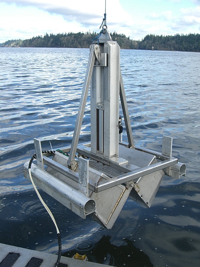 Denizel taban örneklemesi için daldırılmak üzere olan Smith McIntyre Kepçesi.