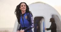 «Отправьте ее обратно»: почему полет Кэти Перри в космос вызвал волну хейта в соцсетях и за что ее критикуют другие звезды
