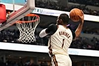 Jonathan Kuminga leaves Warriors loss to Mavericks with knee injury