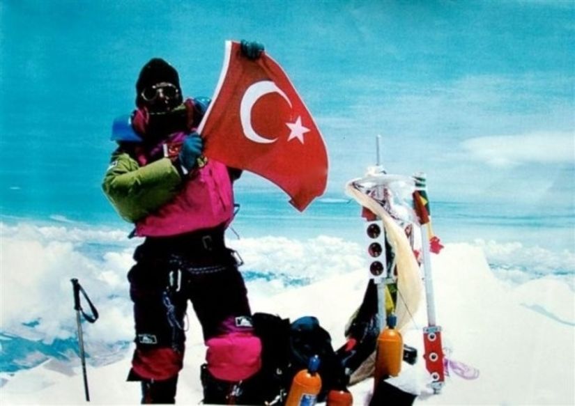 Ali Nasuh Mahruki Everest'in zirvesinde.