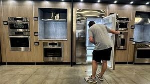 US Retail Sales Rise Despite Tariffs And Job Slowdown