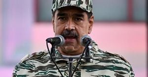 Venezuela Deploys 15000 Troops To Colombia Border