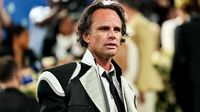 Walton Goggins mocks obsessive ‘White Lotus’ fan theories ahead of hosting ‘SNL’