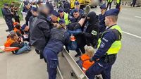 Blokada aktywistów i nerwy kierowców na moście
