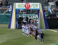 入場行進する健大高崎の選手　高校野球（2025年3月18日）｜BIGLOBEニュース