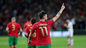 Bruno Fernandes Watches Polish Football Amid Player Updates