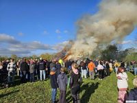 Paasvuur in Bunde trekt honderden bezoekers op 19 april 2025 | 112Groningen, Actueel nieuws over de hulpverleningsdiensten uit Groningen
