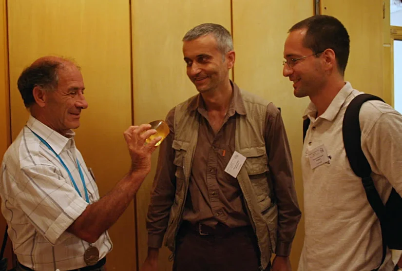 Numaralandırılmış birinci Gömböc modeli (Gömböc 001), Domokos ve Varkonyi tarafından; Gömböc' e ilham kaynağı olan Vladimir Igorevich Arnold'a, Ağustos 2007'deki 70. yıldönümü vesilesiyle armağan olarak sunulmuştur. Şu anda Steklov Matematik Enstitüsü'nde sergilenmektedir.