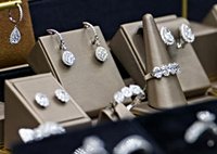 Ammonnews : Thieves steal $2m in jewelry in under two minutes