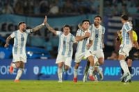 Uruguay - Argentina: Thiago Almada hizo un golazo en el Centenario