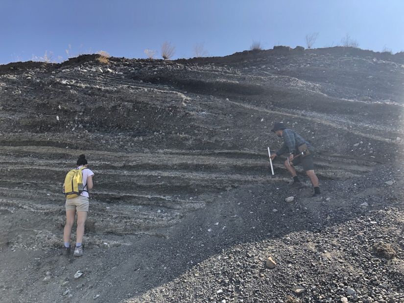 Bu fotoğraf, Salda Gölü'nün çok daha fazla suya sahip olduğu zamanlardan kalma çökeltileri göstermektedir. Göl küçüldükçe ve jeolojik zamanlar geçtikçe, alüvyonlu birikintiler açığa çıkmıştır. Buradaki farklı katmanlar, farklı jeolojik dönemlerde biriken farklı büyüklük ve tipteki kayaçları yansıtmaktadır. İşte Perseverance aracı, Mars üzerinde bu tür kayaç katmanları arayacaktır.