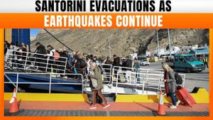 Hundreds Evacuate Santorini Due To Earthquake Crisis