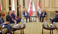 وزير السياحة يبحث مع وزير الثقافة والسياحة التركي تعزيز التعاون المشترك بين البلدين في مجال السياحة والآثار - 
        بوابة الشروق