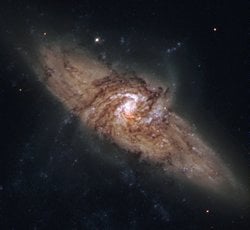 NGC 3314: Gökadalar Üst Üste Gelince